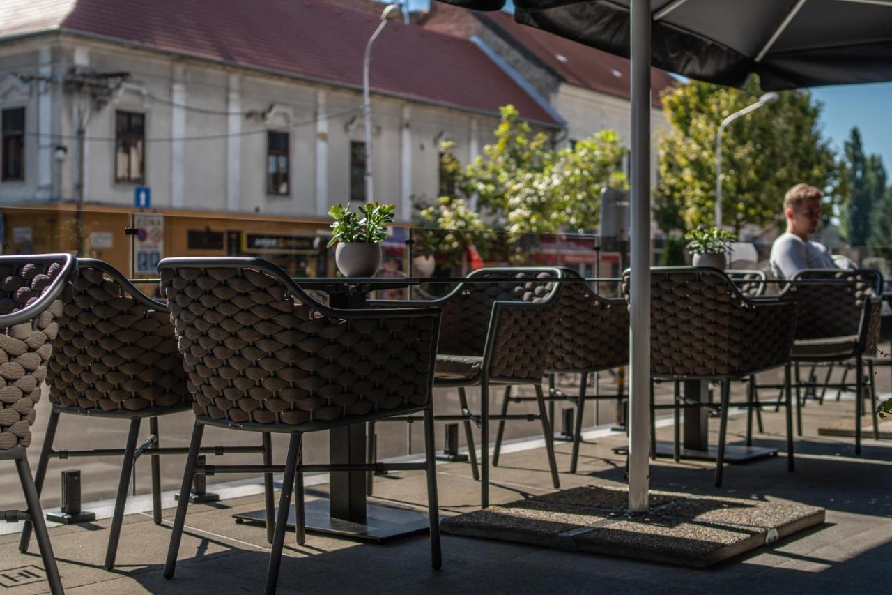 Komárno Hotel Europa מראה חיצוני תמונה