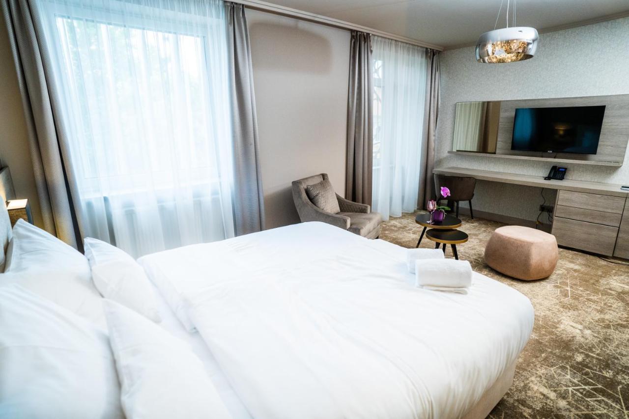 Komárno Hotel Europa מראה חיצוני תמונה