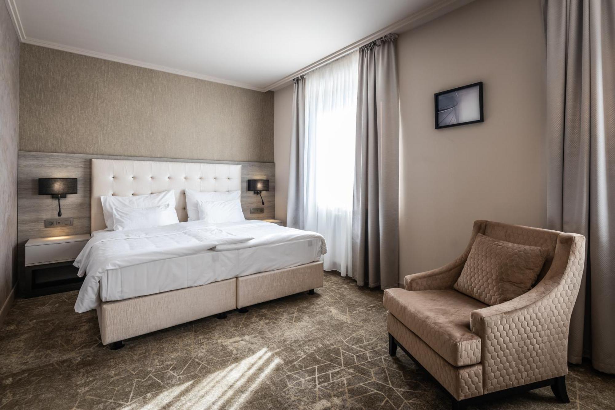 Komárno Hotel Europa מראה חיצוני תמונה