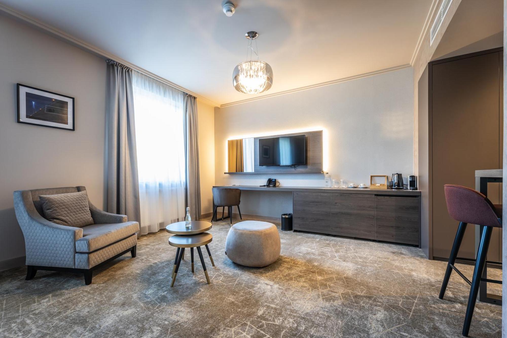 Komárno Hotel Europa מראה חיצוני תמונה