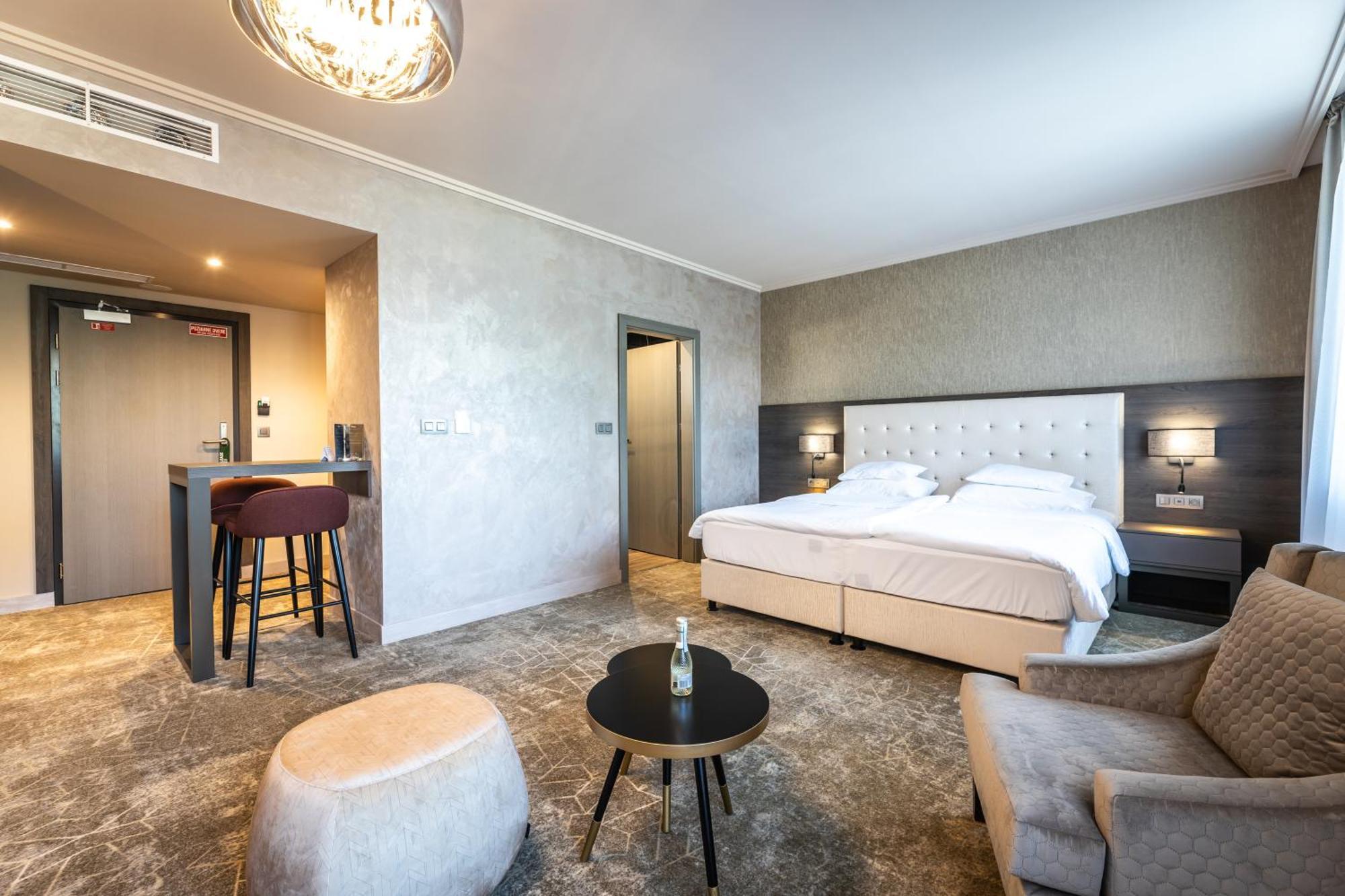Komárno Hotel Europa מראה חיצוני תמונה